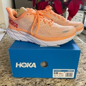 NWT Hoka Clifton 8 Sneakers size 8.5 never worn!